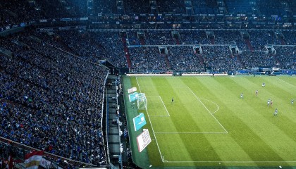 九游手游官网-赛场上最动人的瞬间：欧冠中的感人情感时刻，欧冠语录