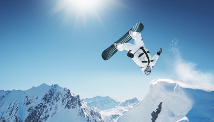 九游网-_极限滑雪飞跃：突破雪山的速度与激情_，极限滑雪视频欣赏